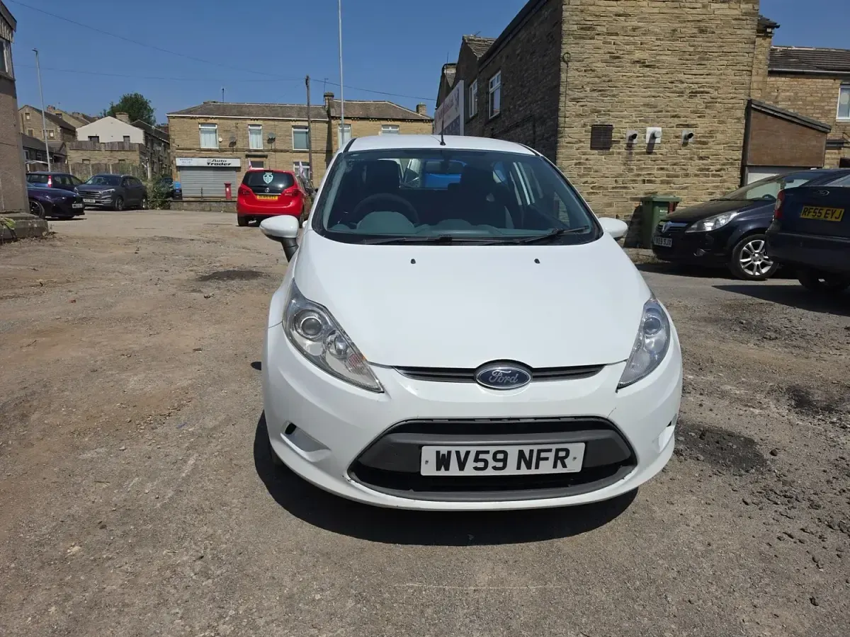Used Ford Fiesta Zetec 82 HP (60 kW) 2009 White Hatchback