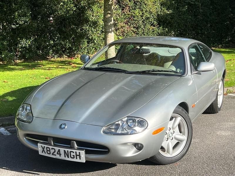 Usado Jaguar XK8 290 HP (213 kW) 2001 Prateado Coupé
