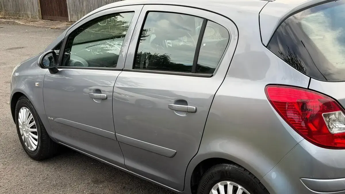 Used Vauxhall Corsa Club 90 HP (66 kW) 2007 Silver Hatchback