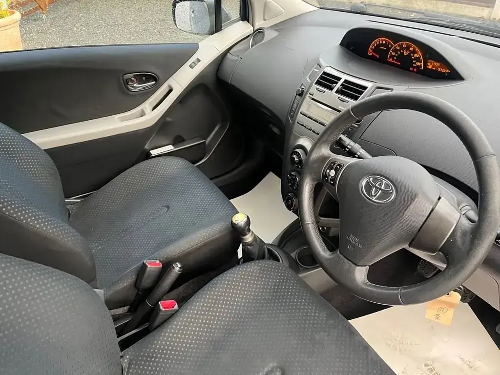 Begagnad Toyota Yaris 69 HK (50 kW) 2010 Blå Halvkombi