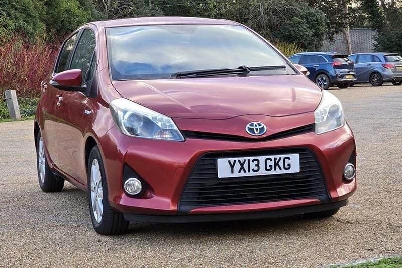 Red Used 2013 Toyota Yaris Hybrid T4 Hatchback | £7,380 - Image 1/1