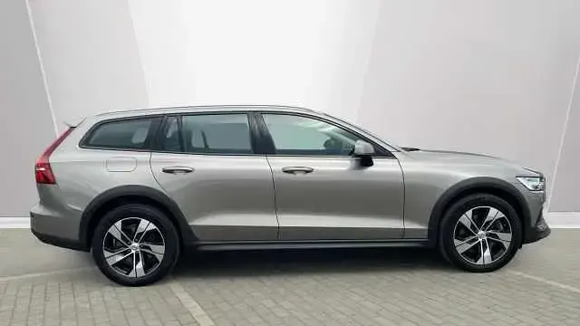Used Volvo V60 CC 194 HP (142 kW) 2022 Estate