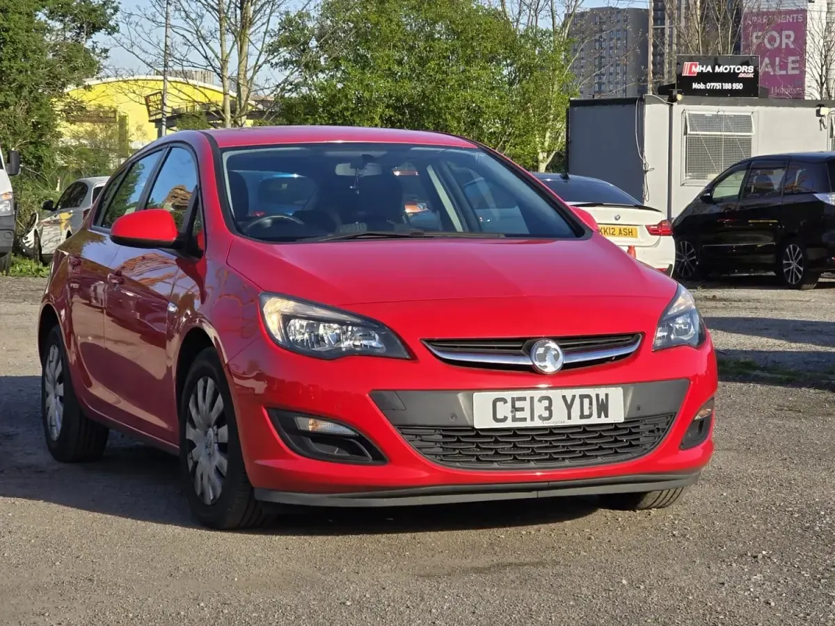 Second-hand Vauxhall Astra 2013 Roșu Hatchback
