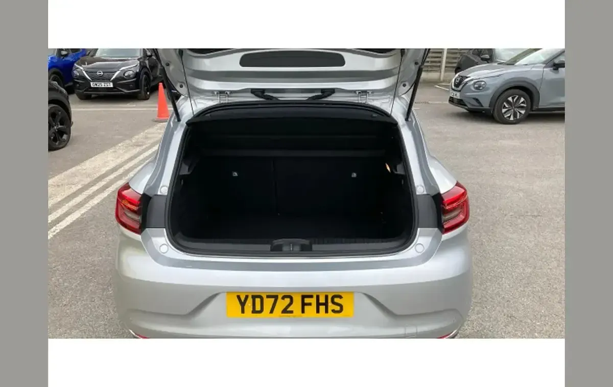 Used Renault Clio Techno 143 HP (105 kW) 2022 Silver Hatchback
