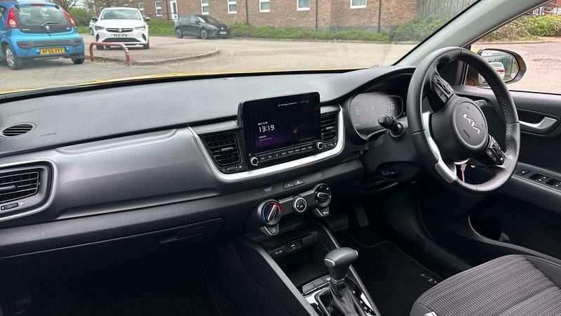 Used Kia Stonic 100 HP (73 kW) 2025 Yellow SUV