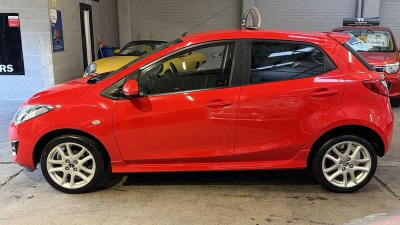 Begagnad Mazda 2 2014 Röd Halvkombi