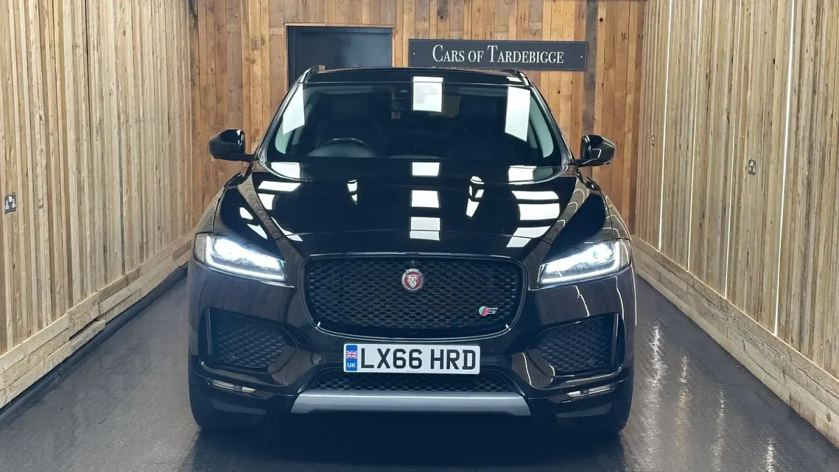 Used Jaguar F-Pace Supercharged 380 HP (279 kW) 2016 Black SUV