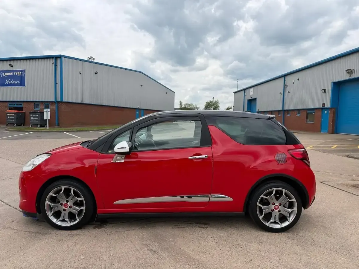 Używany Citroën DS3 2011 Czerwony Hatchback