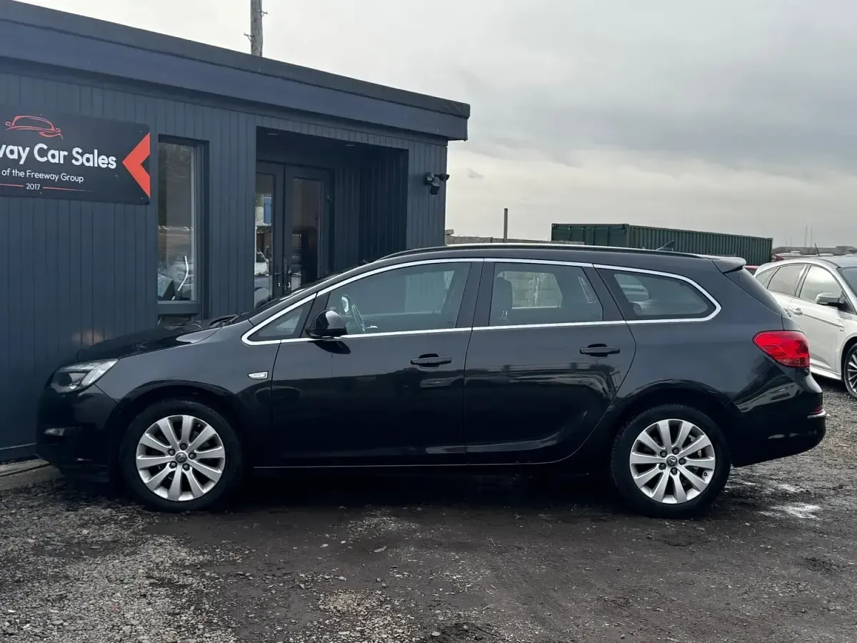 Used Vauxhall Astra S 136 HP (100 kW) 2015 Black Estate