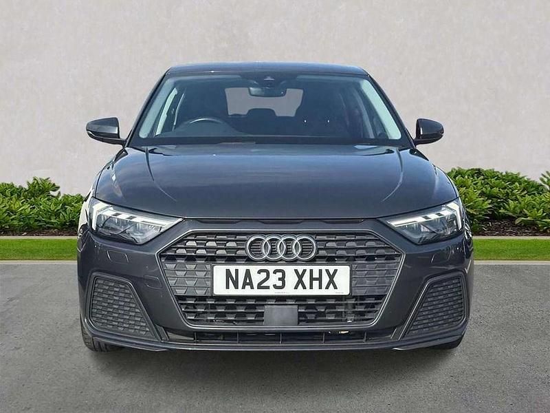 Begagnad Audi A1 Premium 95 HK (69 kW) 2023 Grå SUV