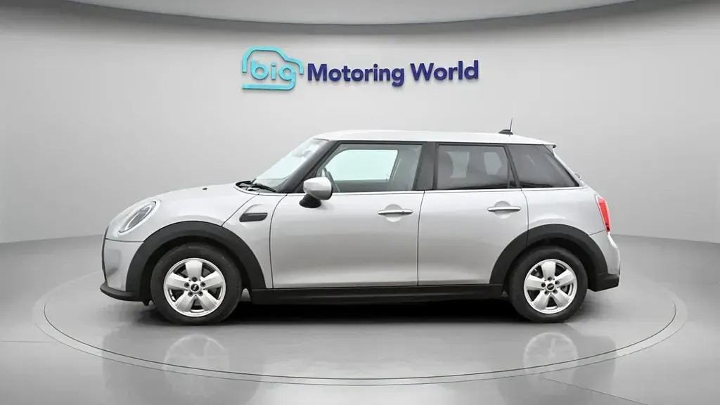 Usado Mini Cooper Classic 136 CV (100 kW) 2023 Plateado Utilitario