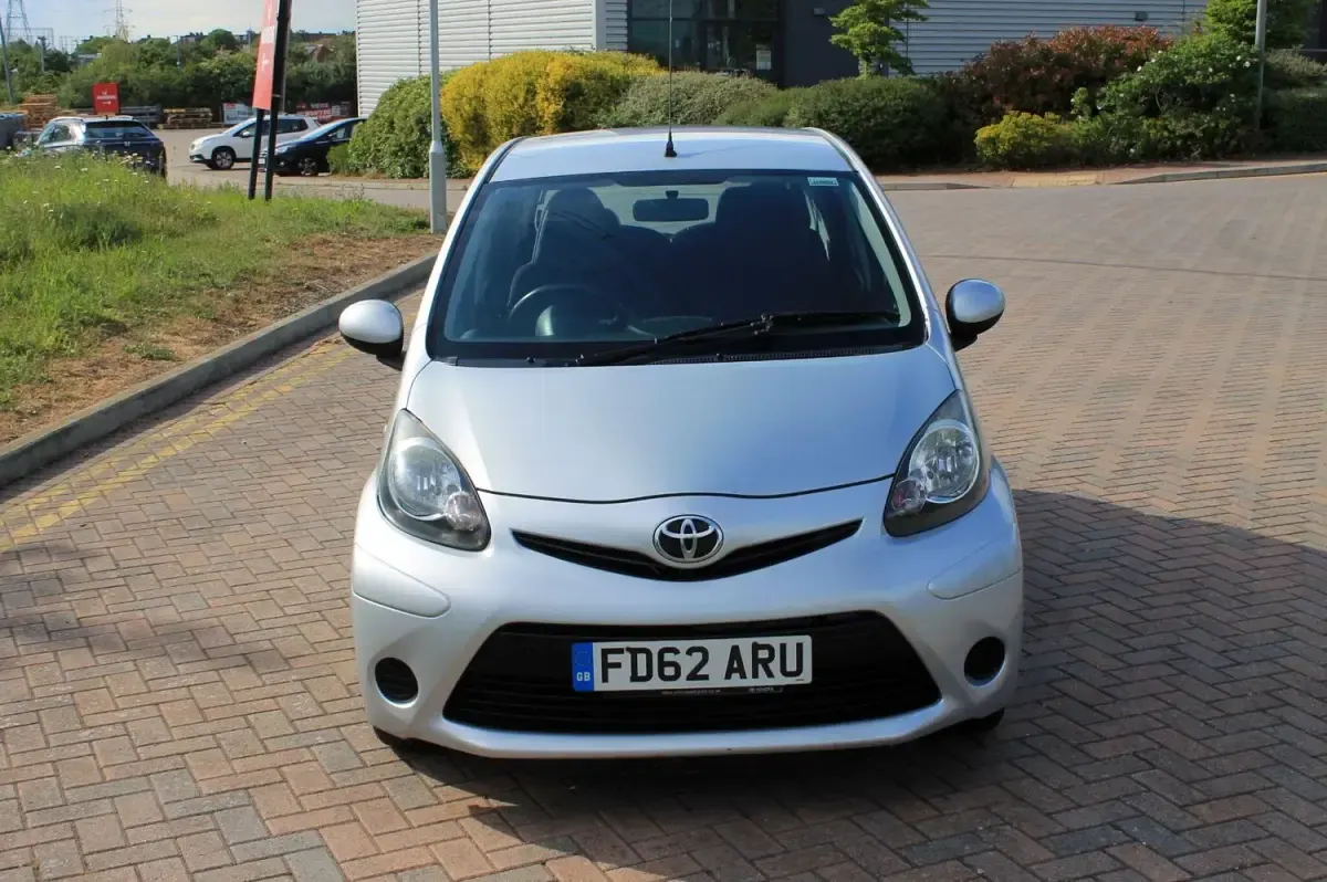 Begagnad Toyota Aygo 68 HK (50 kW) 2013 Silver Halvkombi