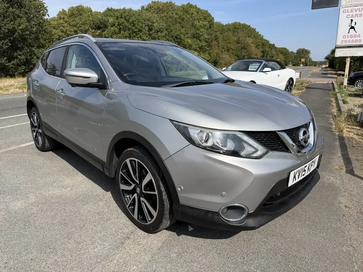 Used Nissan Qashqai Tekna 110 HP (80 kW) 2015 Silver SUV