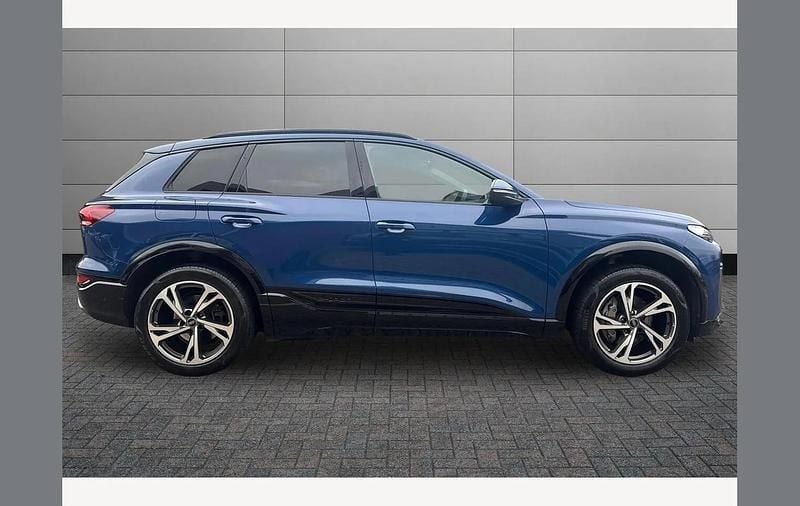 Begagnad Audi Q6 e-tron S-Line 225 kW (306 HK) 2024 Blå SUV