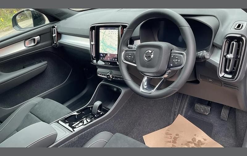 New Volvo XC40 Plus 161 HP (118 kW) 2026 Green SUV