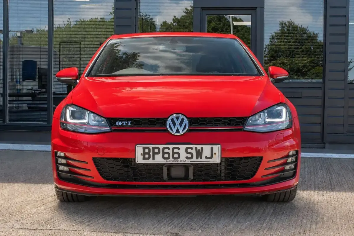 Used VW Golf VII GTI 220 HP (161 kW) 2016 Red Hatchback