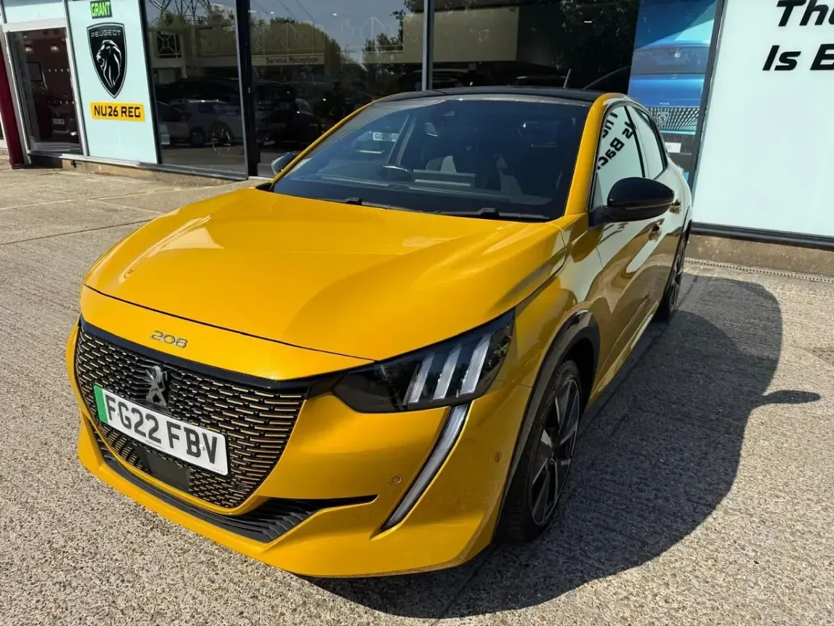 Used Peugeot e-208 GT 98 kW (134 HP) 2022 Yellow Hatchback