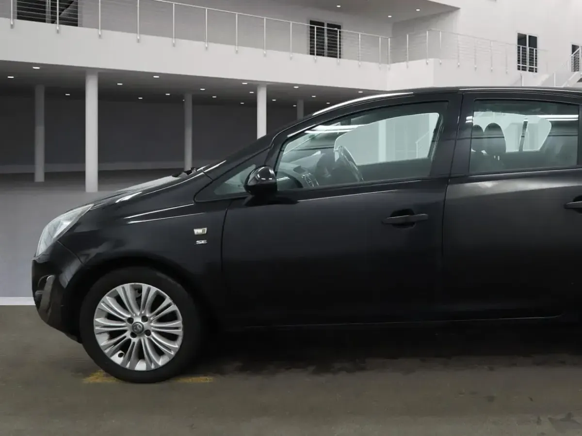 Second-hand Vauxhall Corsa 85 CP (62 kW) 2014 Negru Hatchback