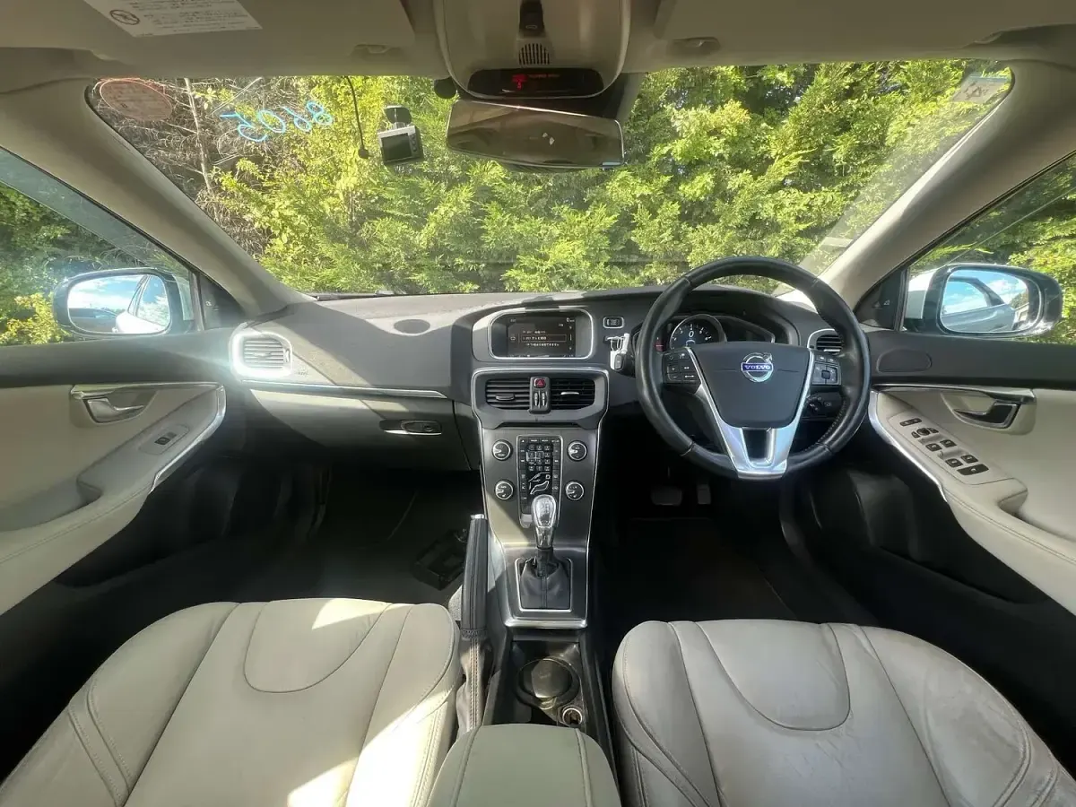 Used Volvo V40 SE 177 HP (130 kW) 2013 Blue Hatchback