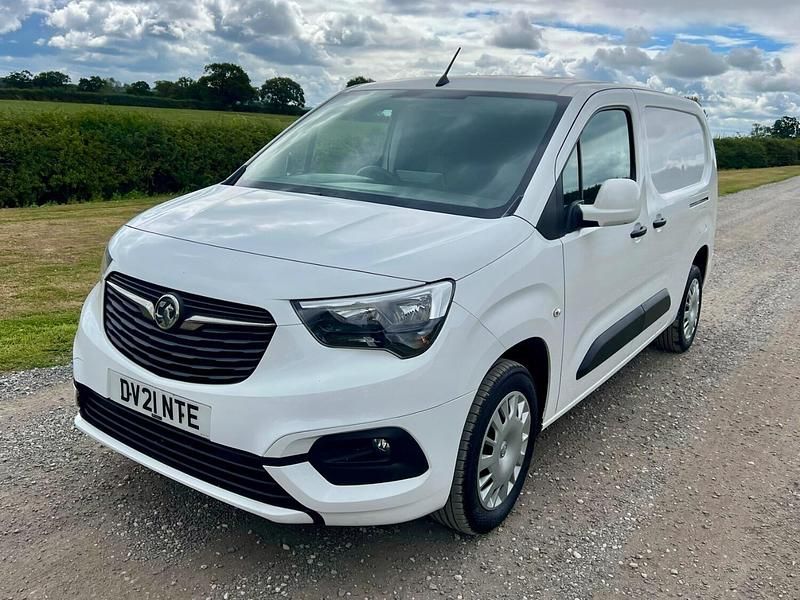 White Used 2021 Vauxhall Combo Sportive MPV | £6,950 (Good price) - Image 1/4
