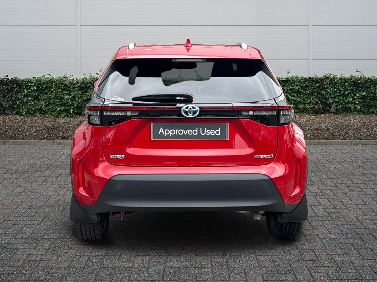 Used Toyota Yaris Hybrid Design 2022 Red Estate