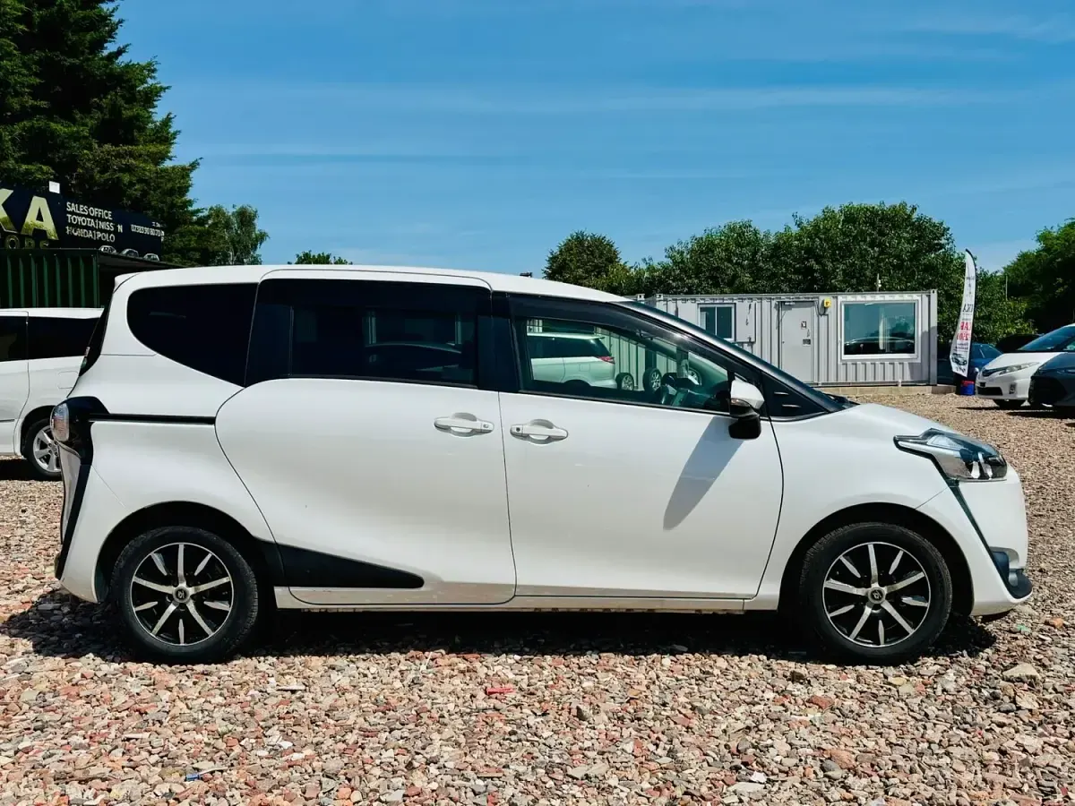 Used Toyota Sienta 120 HP (88 kW) 2016 White MPV
