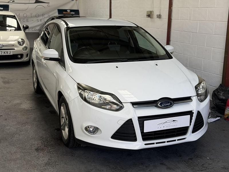 Used Ford Focus Zetec 105 HP (77 kW) 2011 White Hatchback