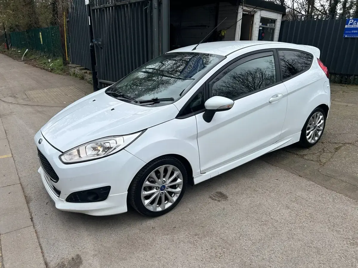 Used Ford Fiesta Zetec 95 HP (69 kW) 2014 White Hatchback