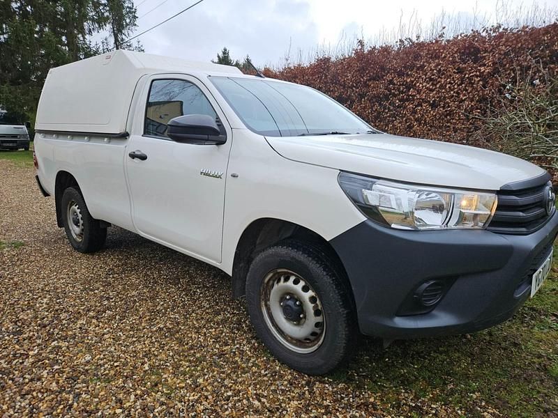 Used Toyota HiLux Active 150 HP (110 kW) 2020 White Pickup