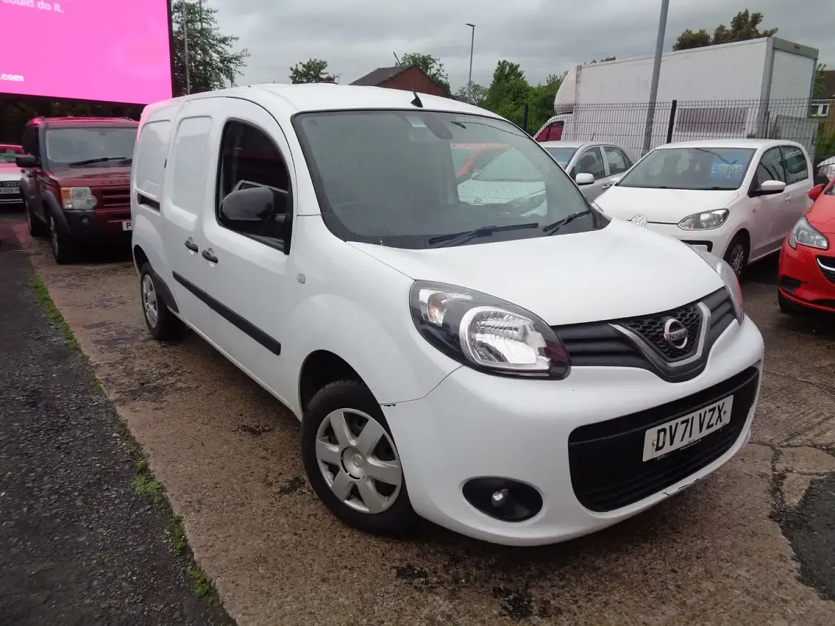 Used Nissan NV250 Tekna 95 HP (69 kW) 2021 White Van