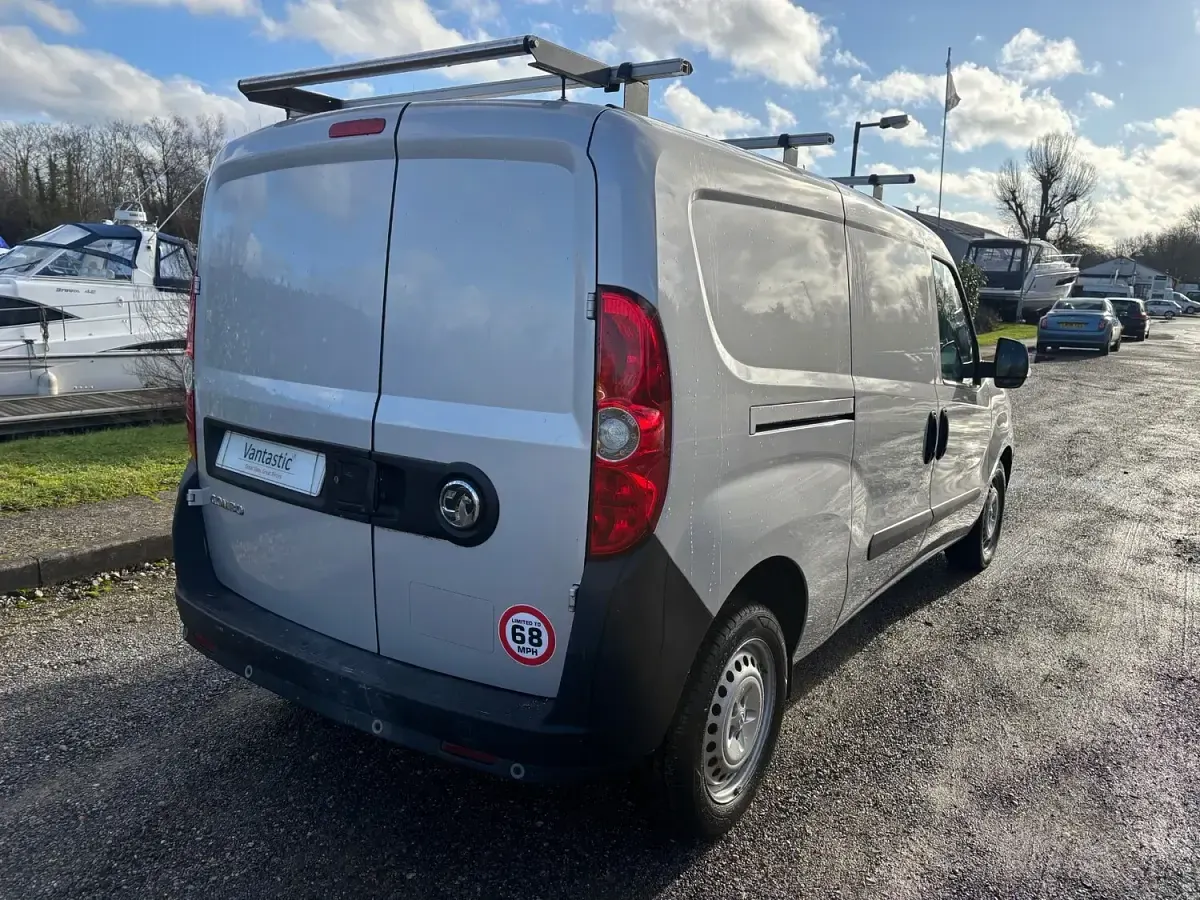 Used Vauxhall Combo 105 HP (77 kW) 2018 Silver Van