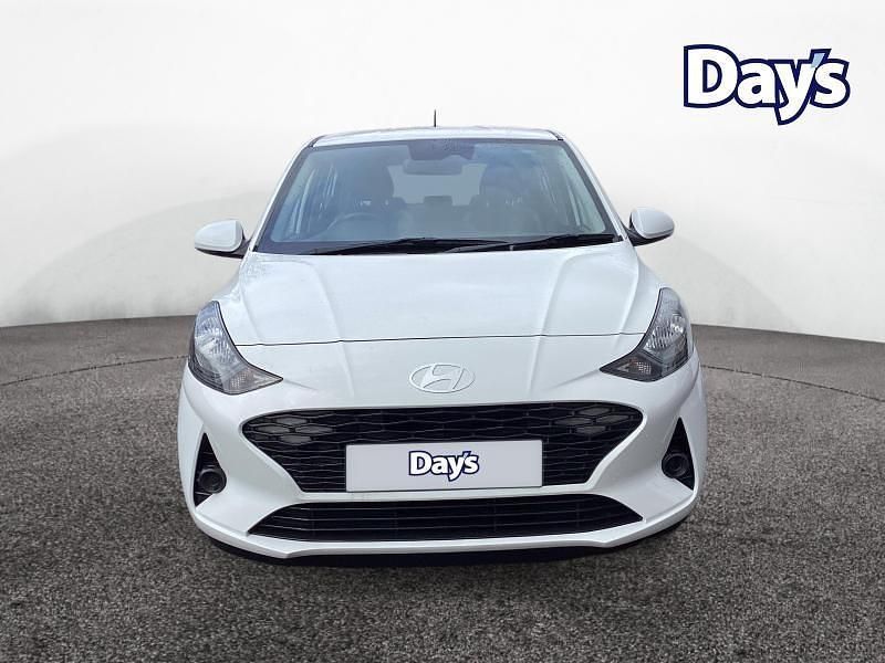Used Hyundai i10 Advanced 67 HP (49 kW) 2023 White Hatchback