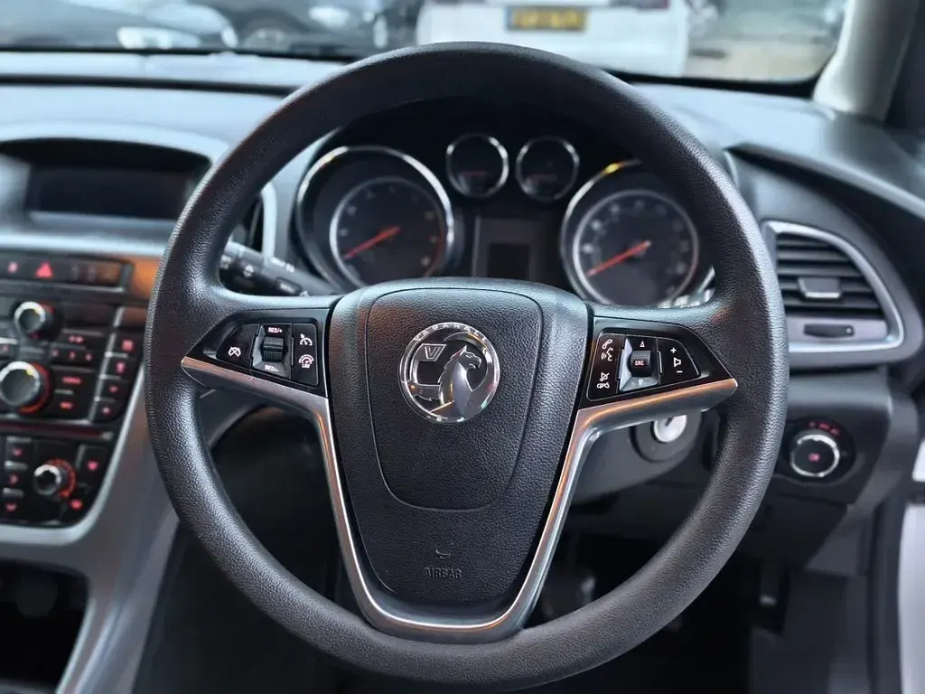 Used Vauxhall Astra Design Edition 115 HP (84 kW) 2015 White Hatchback