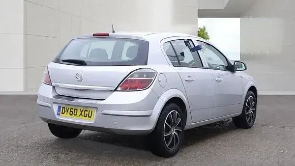 Used Vauxhall Astra Club 138 HP (101 kW) 2010 Silver Hatchback