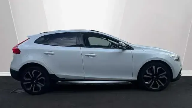 Gebraucht Volvo V40 Pro 148 PS (108 kW) 2018 Weiß Kleinwagen