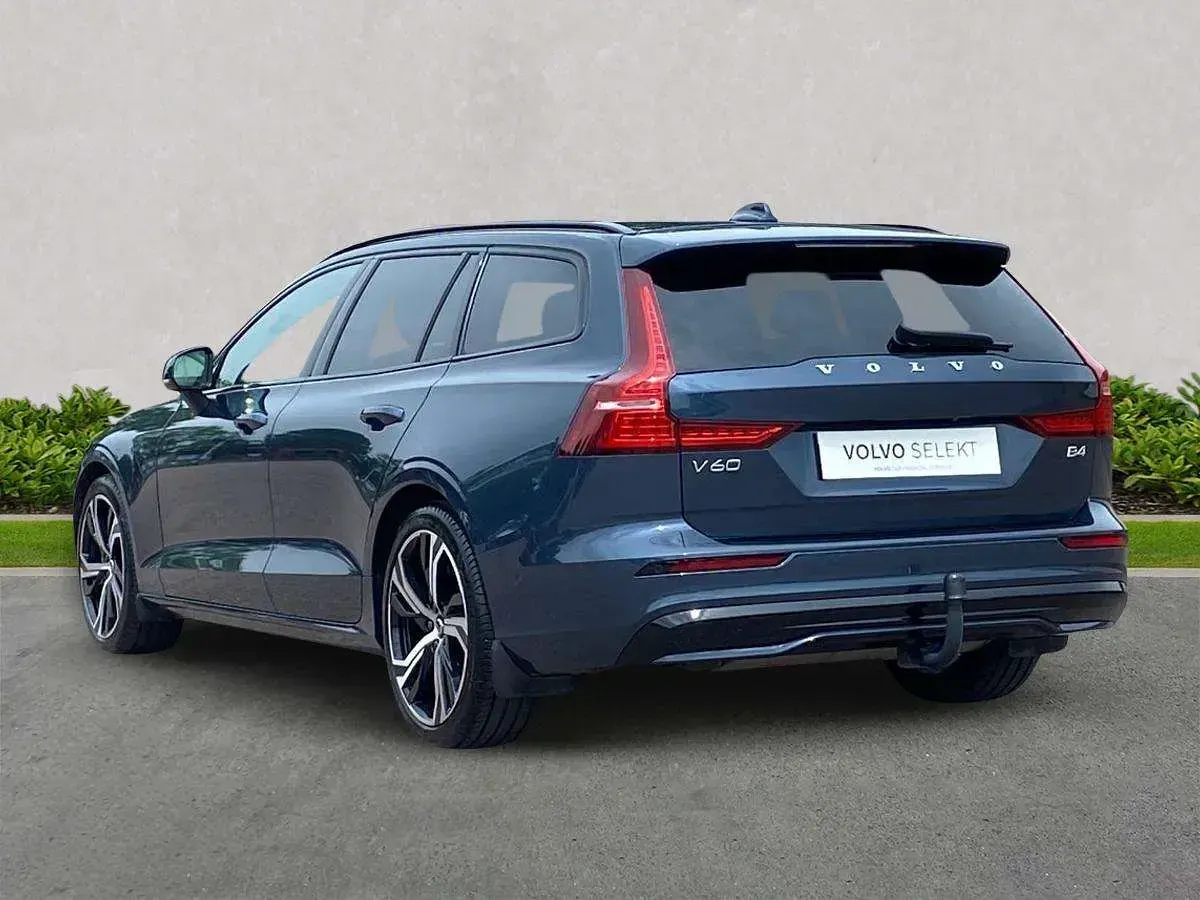 Used Volvo V60 Ultra 194 HP (142 kW) 2025 Blue Estate
