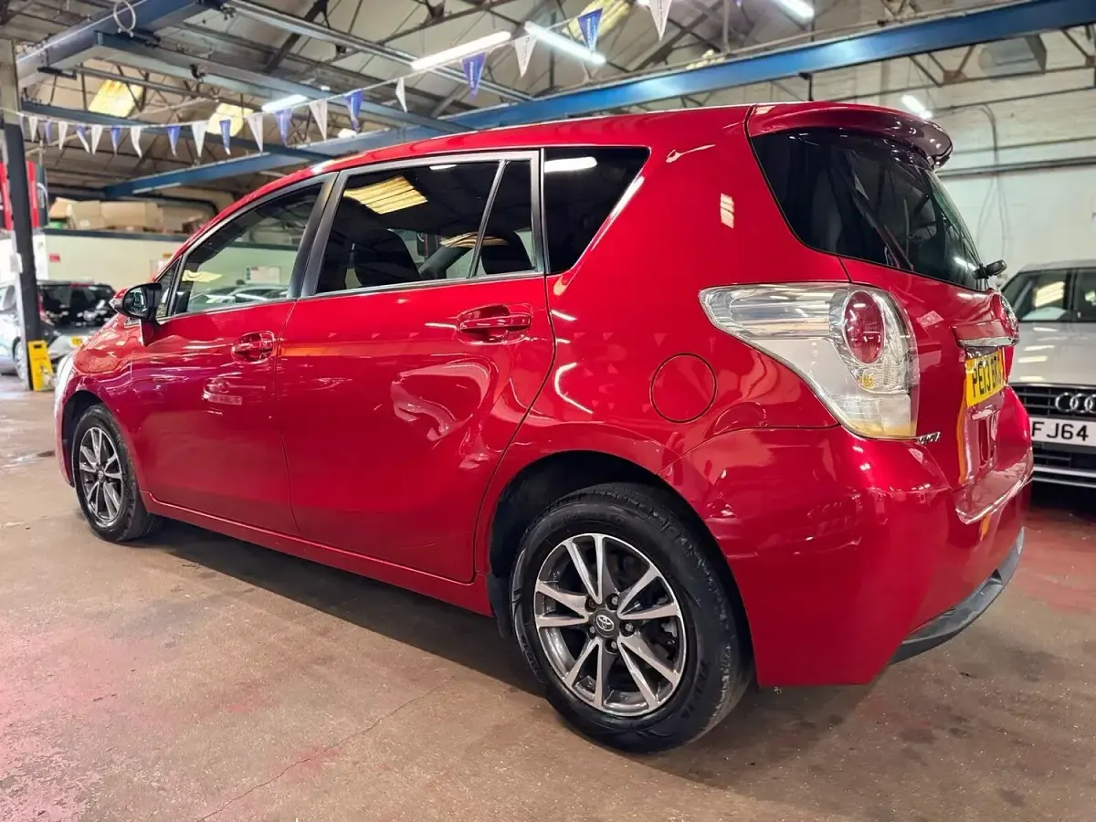 Used Toyota Verso 147 HP (108 kW) 2013 Red MPV