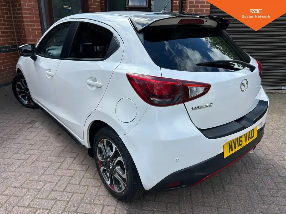 Begagnad Mazda 2 Inclusive 2016 Vit Halvkombi