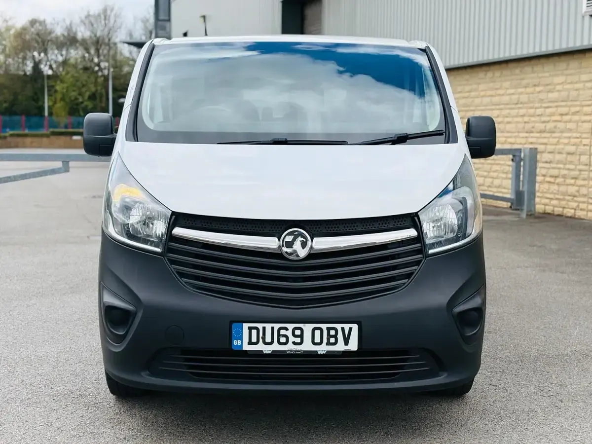 Used Vauxhall Vivaro 120 HP (88 kW) 2019 White MPV