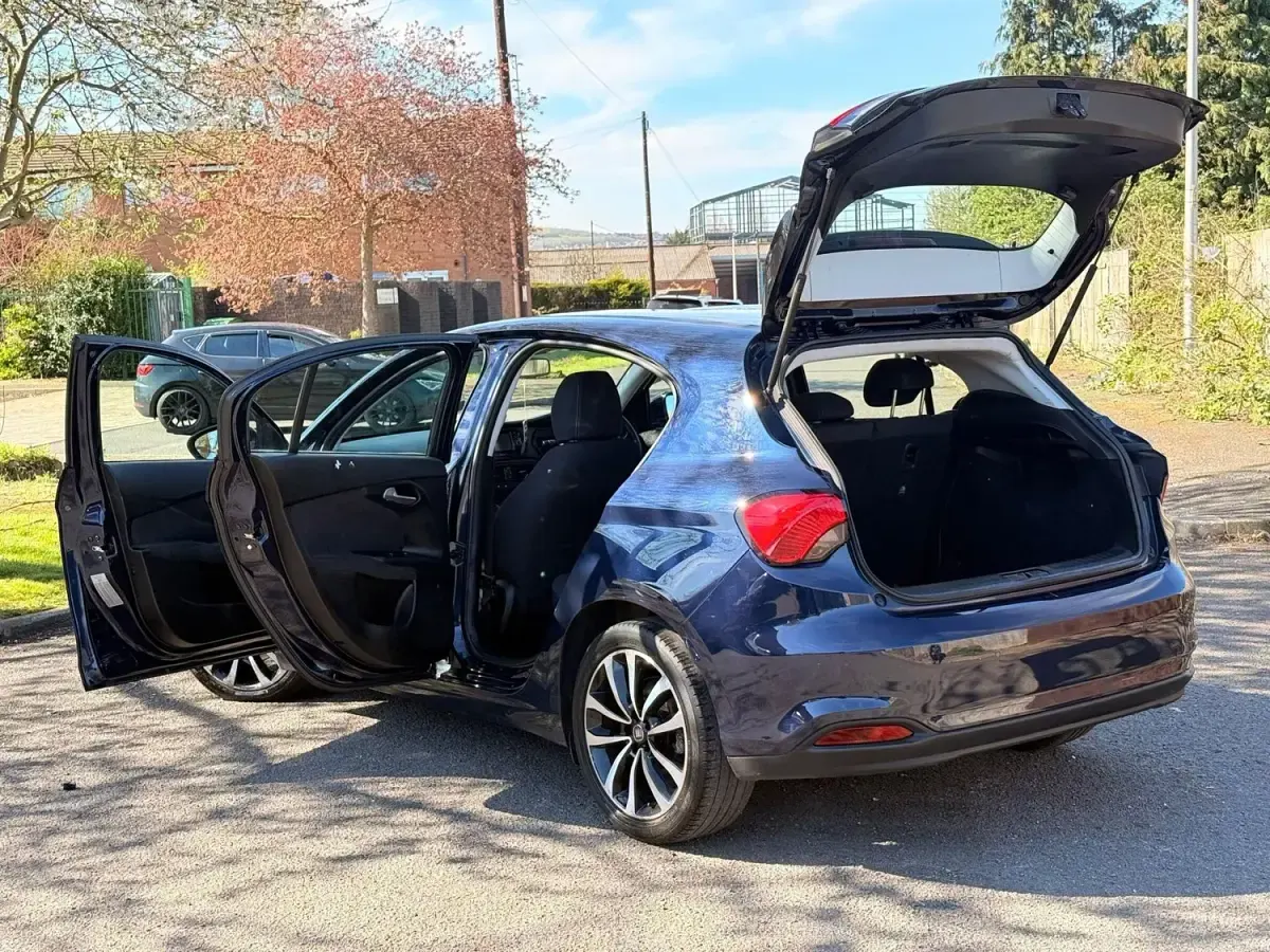 Begagnad Fiat Tipo Lounge 120 HK (88 kW) 2016 Blå Halvkombi