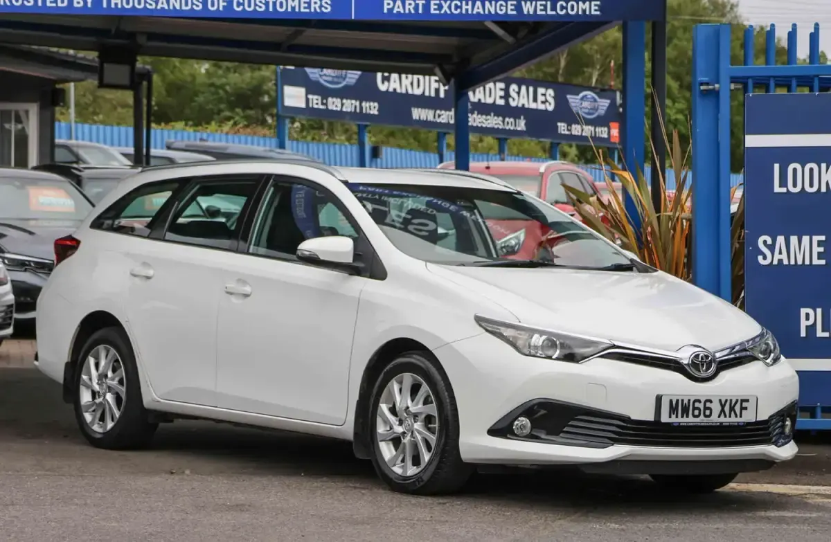 Used Toyota Auris Business Edition 116 HP (85 kW) 2017 White Estate