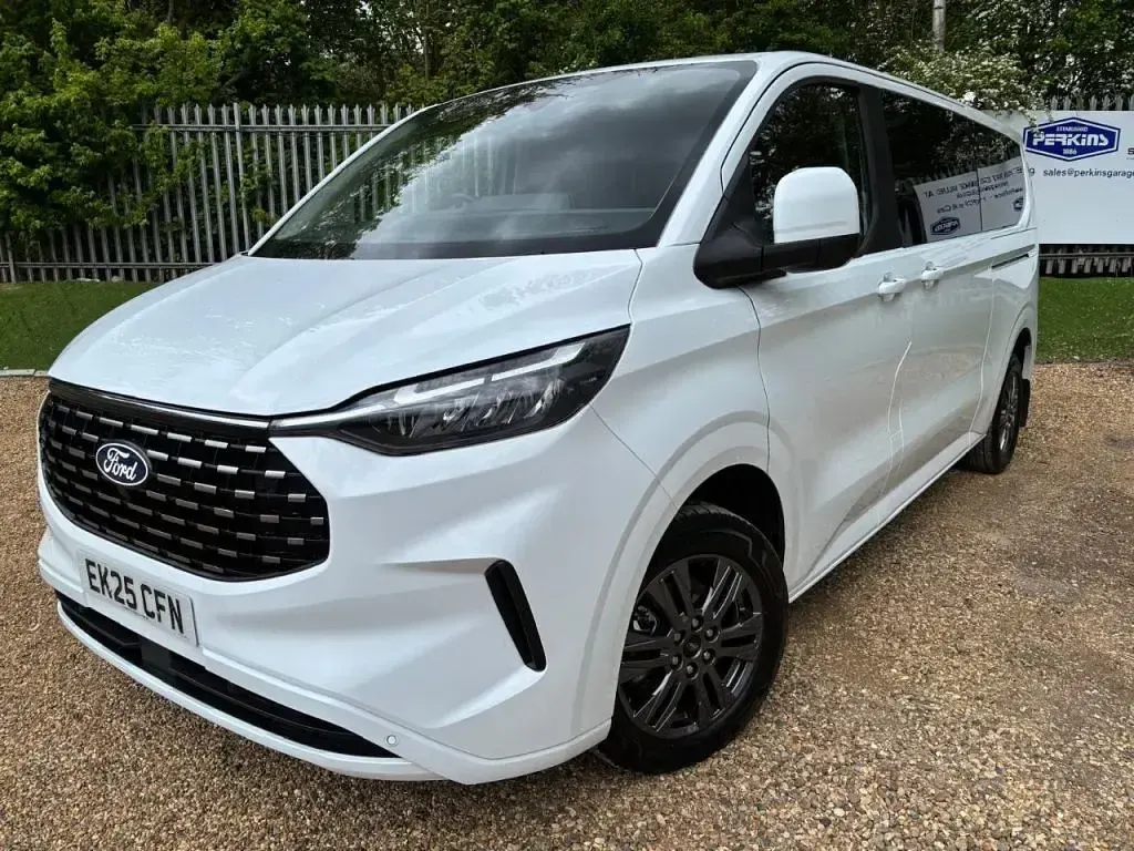 Begagnad Ford Tourneo Titanium 170 HK (125 kW) 2025 Vit Minibuss