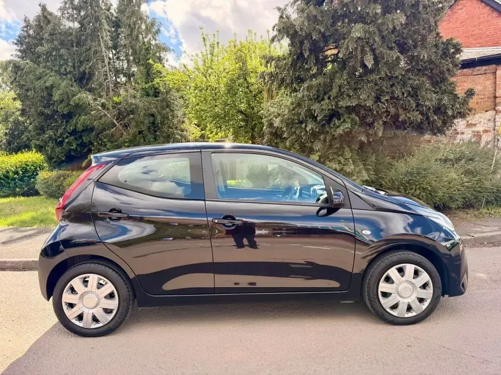 Second-hand Toyota Aygo X-play 72 CP (52 kW) 2020 Negru Hatchback