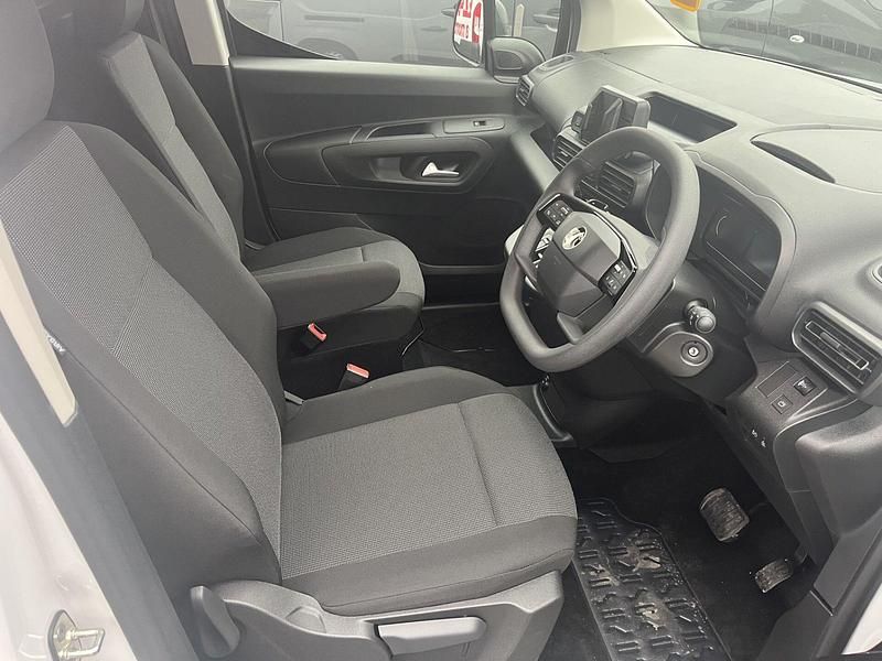 New Vauxhall Combo 100 kW (136 HP) 2025 Kaolin white MPV