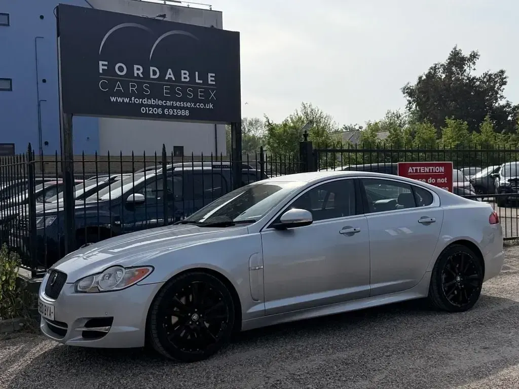 Usado Jaguar XF Portfolio 275 HP (202 kW) 2010 Prateado Sedan