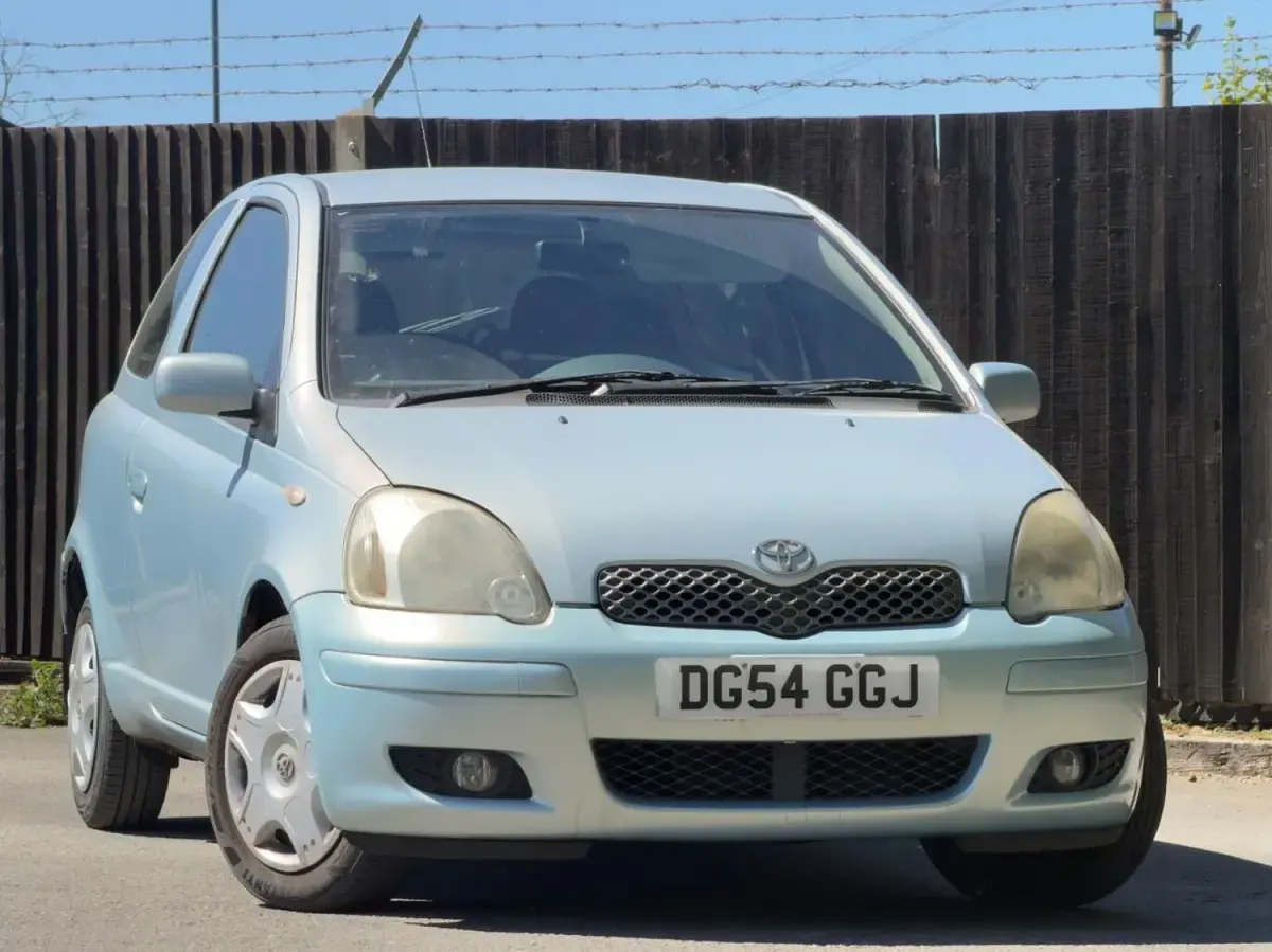 Usado Toyota Yaris 65 HP (47 kW) 2004 Prateado Citadino