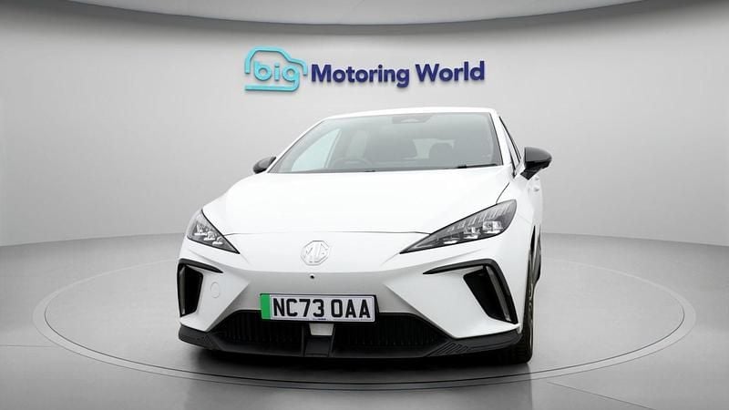 Used MG MG4 EV Trophy 150 kW (204 HP) 2024 White Hatchback