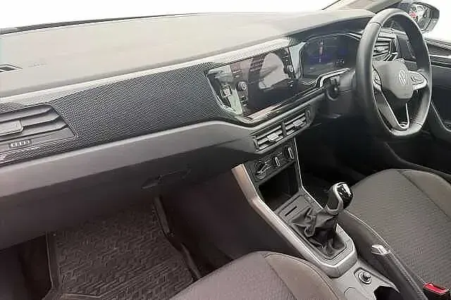 Käytetty VW Polo Life 95 HP (69 kW) 2024 Musta Viistoperä