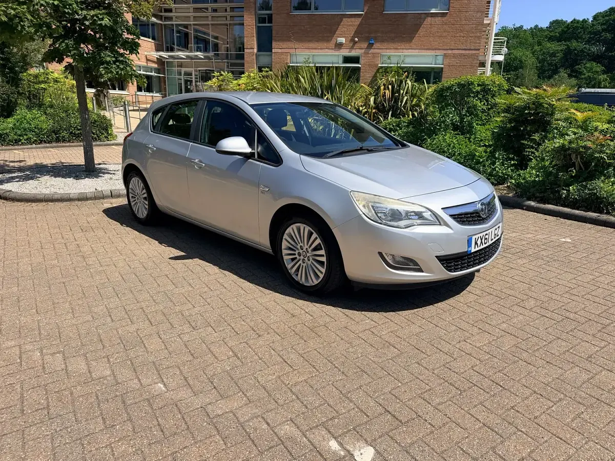 Used Vauxhall Astra Excite 115 HP (84 kW) 2012 Silver Hatchback