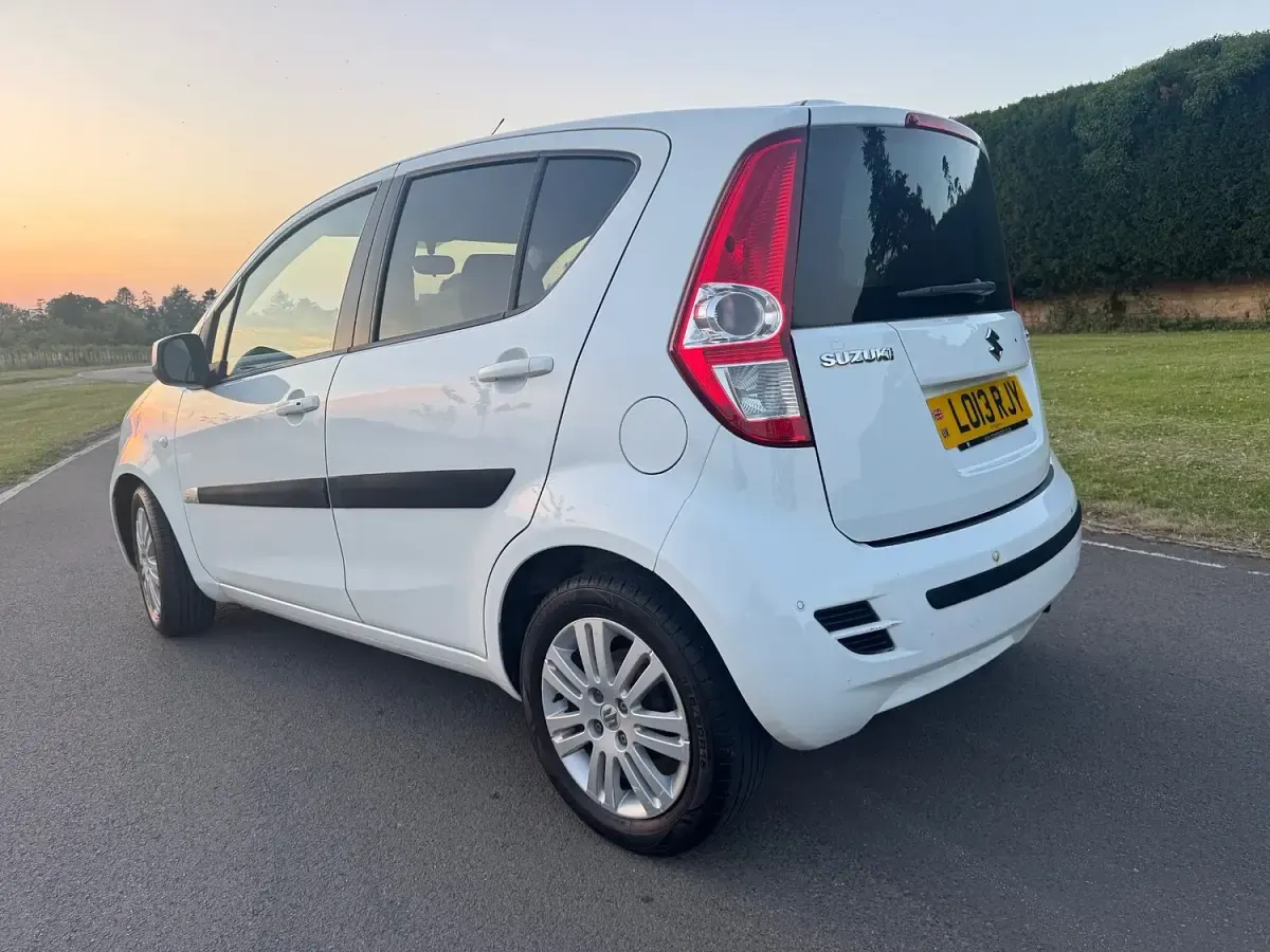 Used Suzuki Splash SZ4 2013 White Hatchback